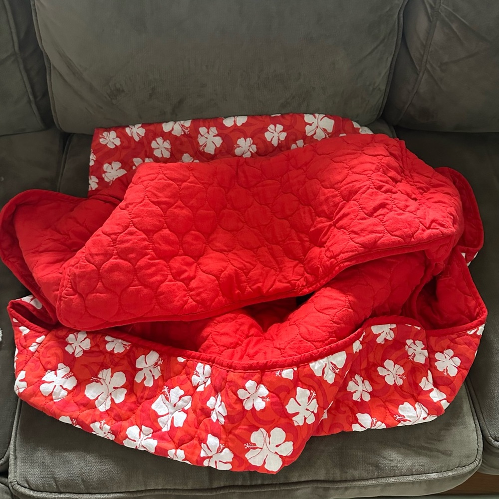Toddler Red Hibiscus Floral Quilted Cart Cover - Picture 3 of 3